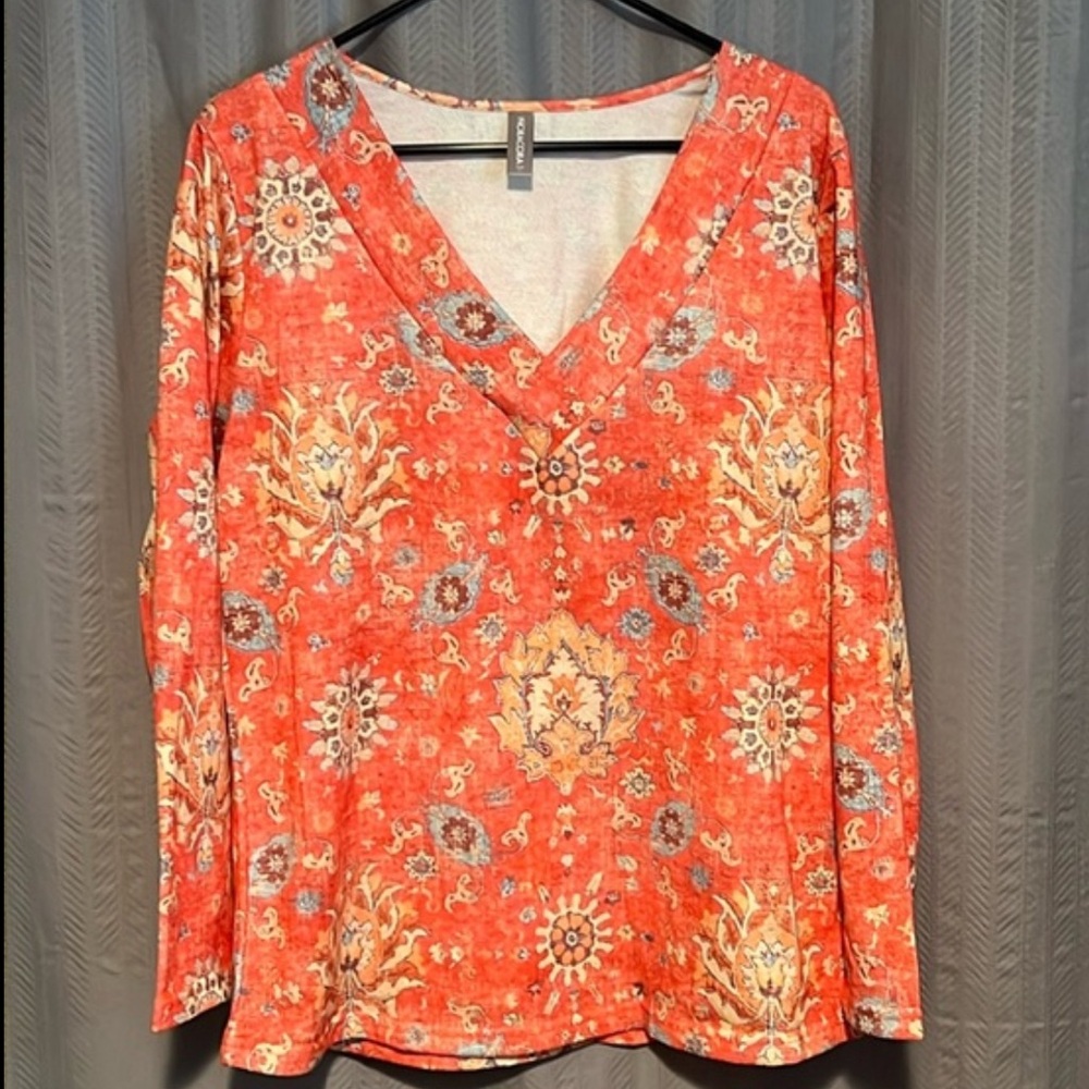 Noracora V-Neck Top
